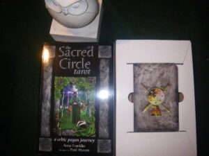 The Sacred Circle Tarot: A Celtic Pagan Journey by Anna Franklin. Illustrated by Paul Mason - Book and Deck