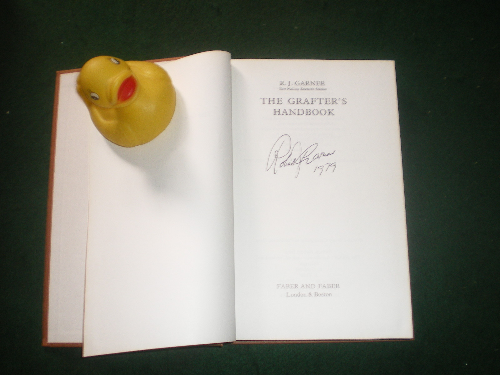 The Grafter's Handbook (signed) by R.J. Garner. Faber and Faber, 1979 - Image 3