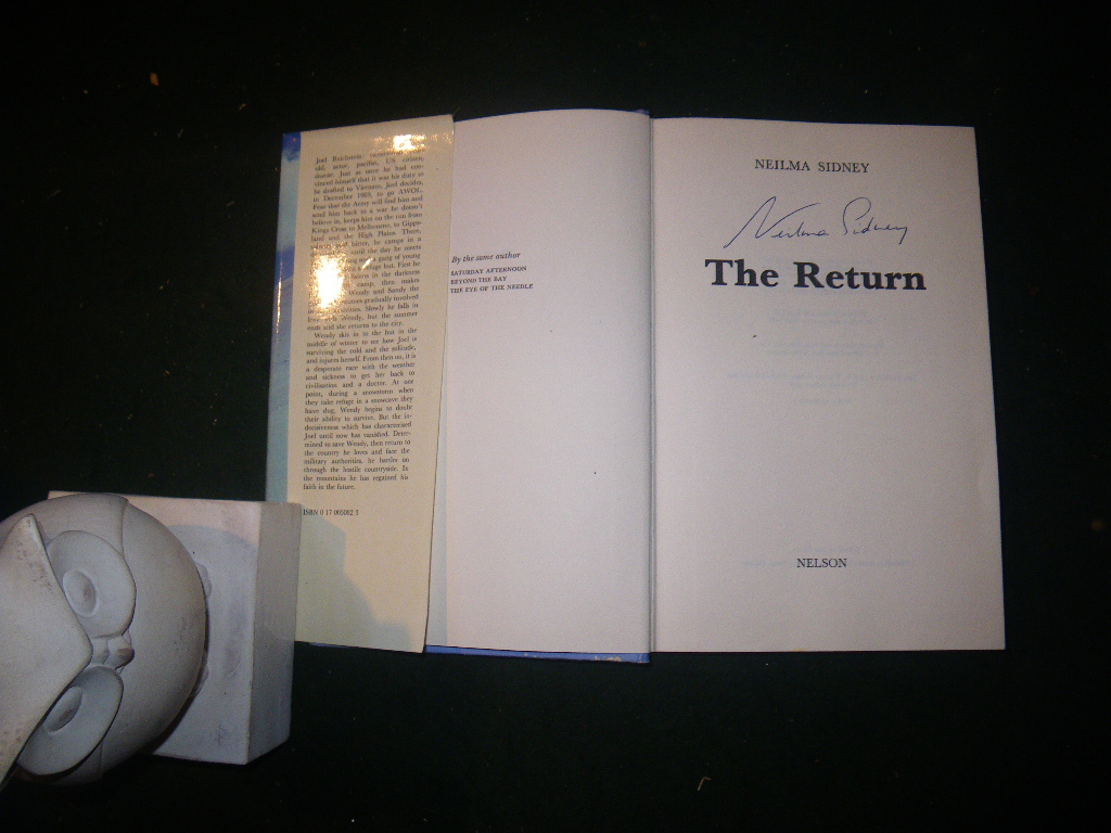 The Return (1st edition; signed) by Neilma Sidney. Thomas Nelson, 1976 - Image 3